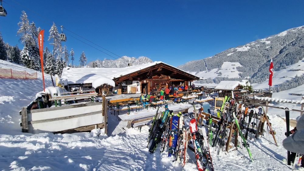 Lunchbreak naast de piste tijdens je wintersportvakantie.